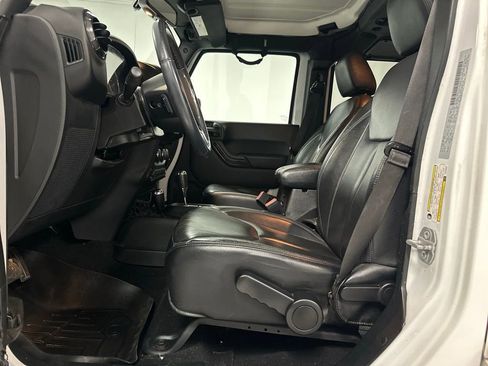 Used 2017 Jeep Wrangler Unlimited Sahara image 14
