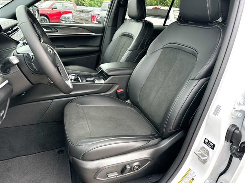 New 2026 Jeep Grand Cherokee Altitude RWD image 17