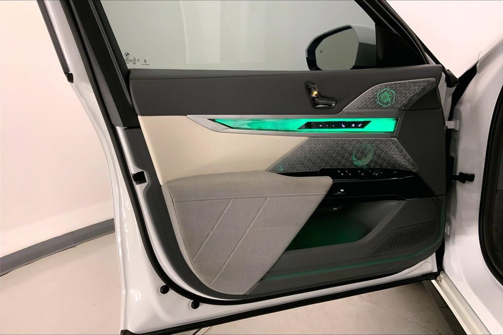 Certified 2023 BMW i7 xDrive60 AWD/4WD image 23