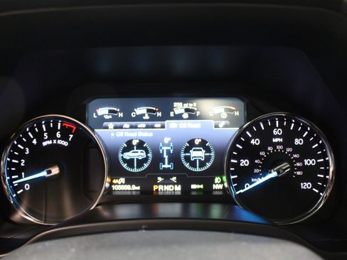 Used 2018 Ford Expedition XLT w/ Equipment Group 202A AWD/4WD image 14