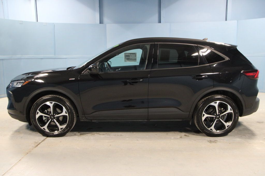 Used 2025 Ford Escape ST-Line Select w/ Class II Trailer Tow Package AWD/4WD image 25