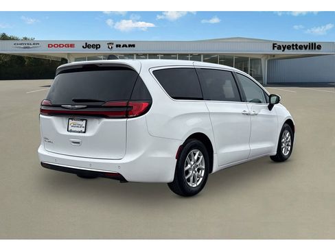 Used 2023 Chrysler Pacifica Touring-L FWD image 3