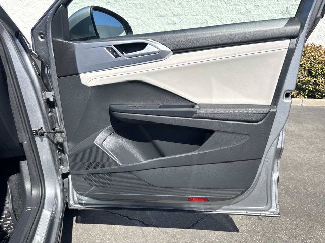 Certified 2025 Volkswagen Taos SE FWD image 33