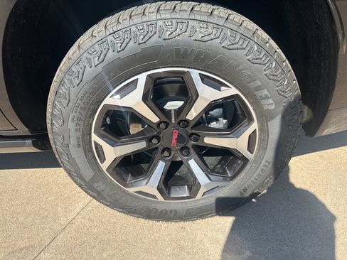 Used 2025 GMC Yukon Denali w/ Denali Reserve Package image 11