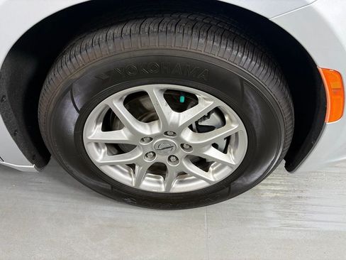 Used 2024 Chrysler Pacifica Touring-L FWD image 10