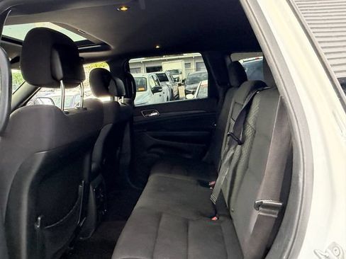 Used 2019 Jeep Grand Cherokee Laredo RWD image 13