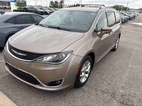Used 2017 Chrysler Pacifica Touring-L Plus w/ Tire & Wheel Group FWD image 1