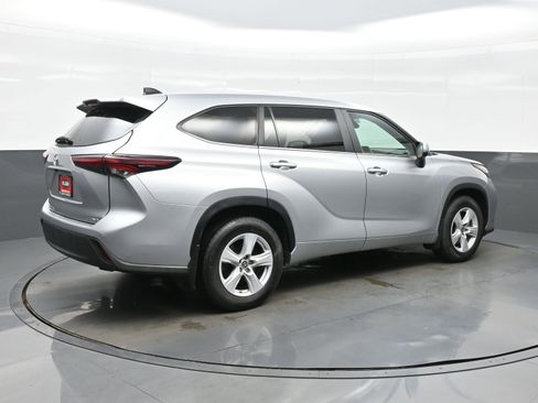 Used 2024 Toyota Highlander LE AWD/4WD image 6
