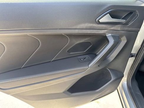 Used 2022 Volkswagen Tiguan SE R-Line FWD image 9