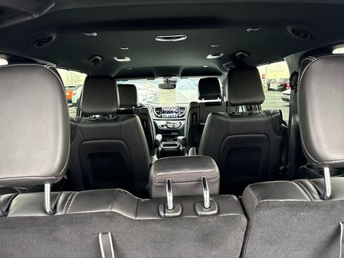 Used 2025 Chrysler Pacifica Select w/ Uconnect Theater Family Group image 11
