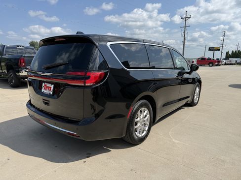 Used 2025 Chrysler Pacifica Select w/ Uconnect Theater Family Group FWD image 34