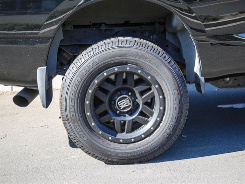 Used 2017 Nissan Titan SV RWD image 14