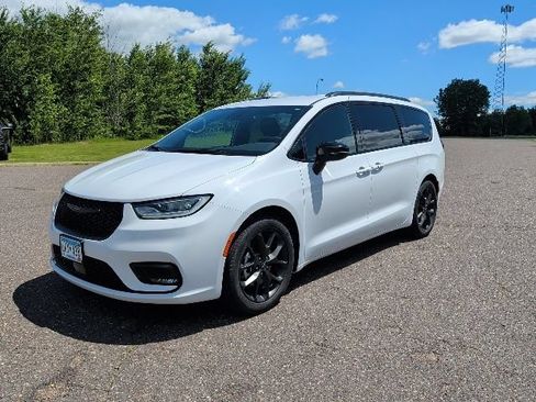 Used 2024 Chrysler Pacifica Touring-L w/ S Appearance Package FWD image 1
