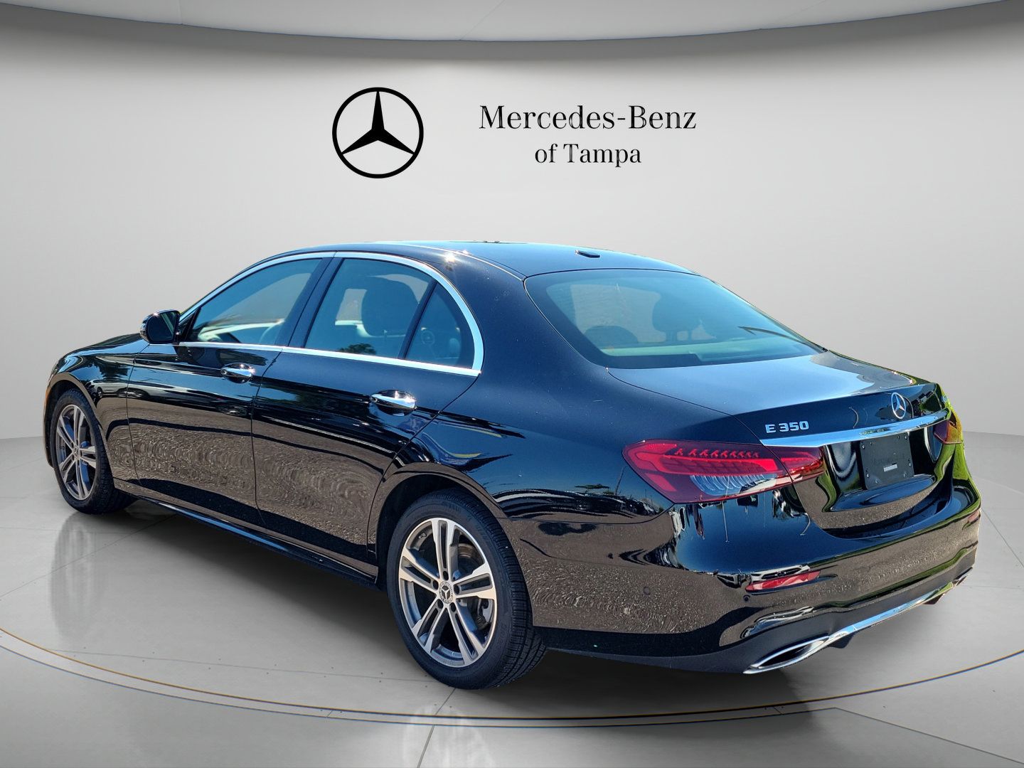 Used 2023 Mercedes-Benz E 350 4MATIC Sedan image 2