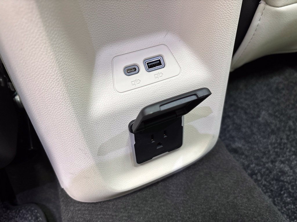 Used 2023 Buick Envision Avenir AWD/4WD image 53