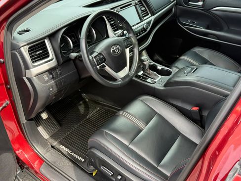 Used 2019 Toyota Highlander SE w/ Nightshade Edition image 11