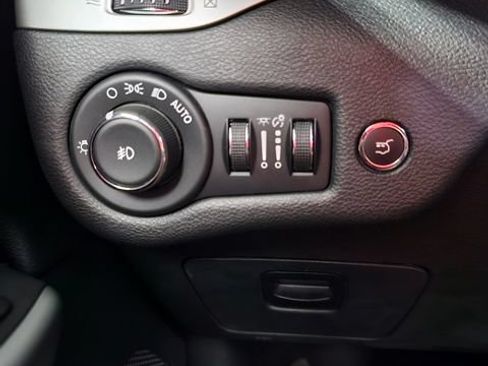 Used 2018 Jeep Cherokee Overland w/ Technology Group AWD/4WD image 27
