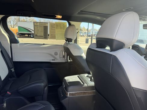Used 2025 Toyota Sienna Platinum image 19