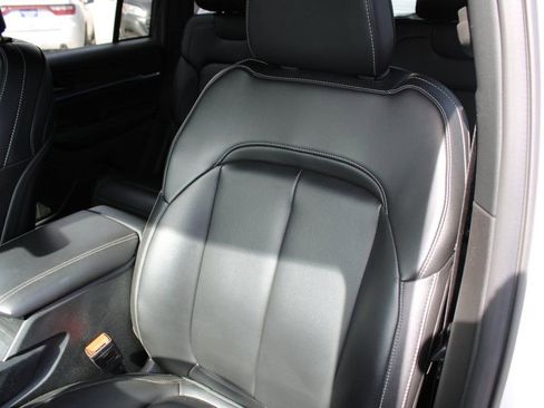Used 2025 Jeep Grand Cherokee Limited image 24