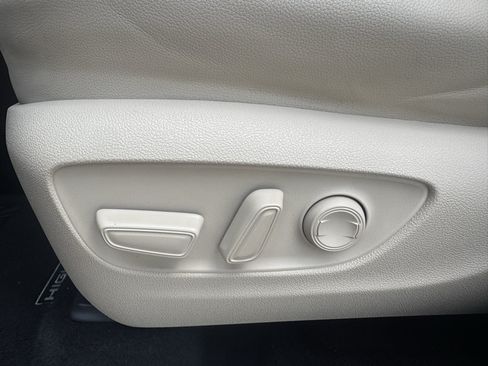 Used 2022 Toyota Highlander XLE FWD image 26