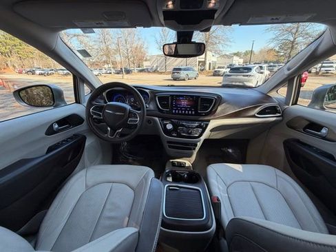 Used 2017 Chrysler Pacifica Touring-L Plus w/ Tire & Wheel Group image 9