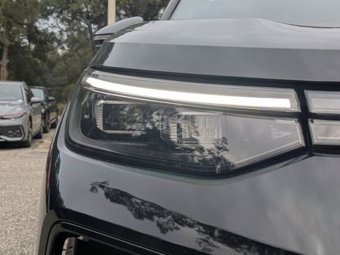 New 2026 Volkswagen Tiguan SE R-Line image 9