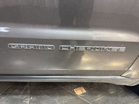 Used 2018 Jeep Grand Cherokee Laredo image 13