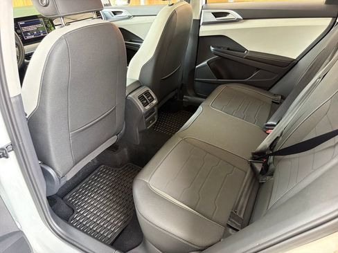 Used 2025 Volkswagen Taos SE w/ Panoramic Sunroof Package FWD image 30