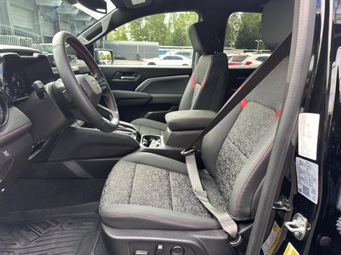 Used 2024 Chevrolet Colorado Z71 w/ Z71 Convenience Package 2 AWD/4WD image 9