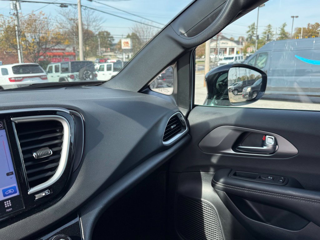 Used 2025 Chrysler Pacifica Select FWD image 23