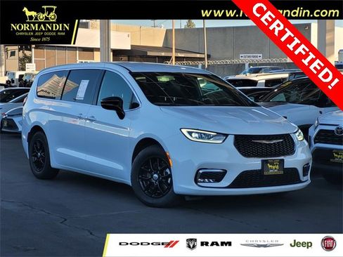 Certified 2025 Chrysler Pacifica Select image 1