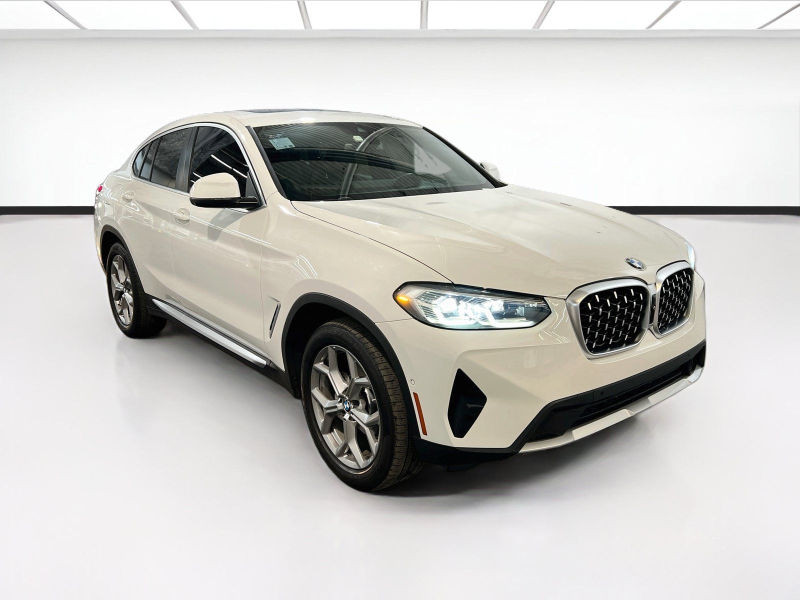 Used 2022 BMW X4 xDrive30i w/ Premium Package AWD/4WD image 3