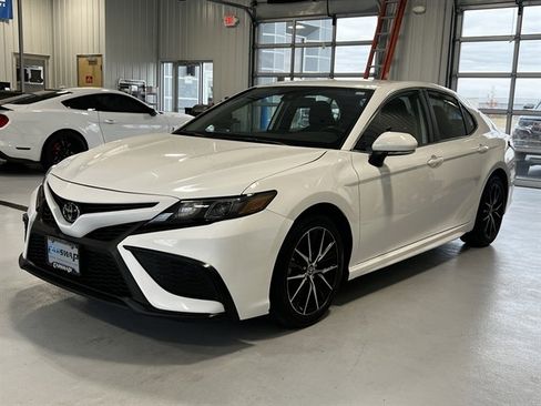 Used 2024 Toyota Camry SE image 6