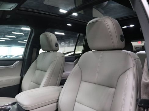 Used 2026 GMC Acadia Elevation w/ Elevation Premium Package FWD image 11