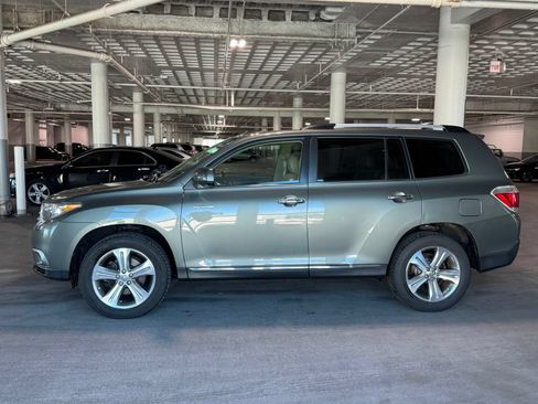 Used 2011 Toyota Highlander Limited w/ Tow Pkg AWD/4WD image 7