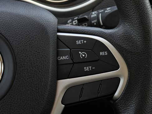Used 2016 Jeep Cherokee Sport FWD image 16
