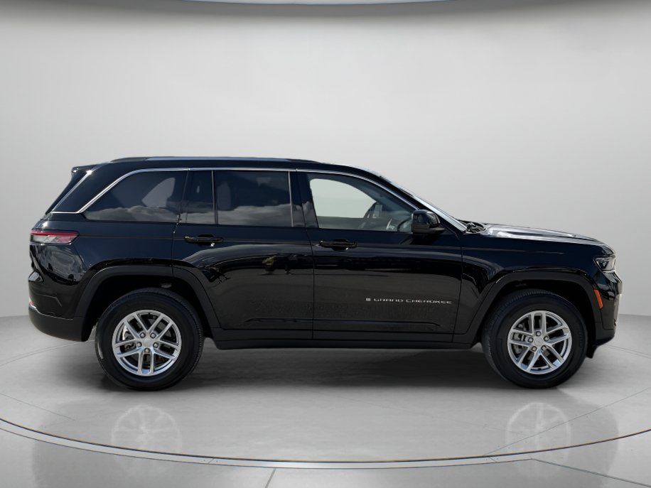 Used 2023 Jeep Grand Cherokee Laredo w/ Luxury Tech Group I RWD image 2