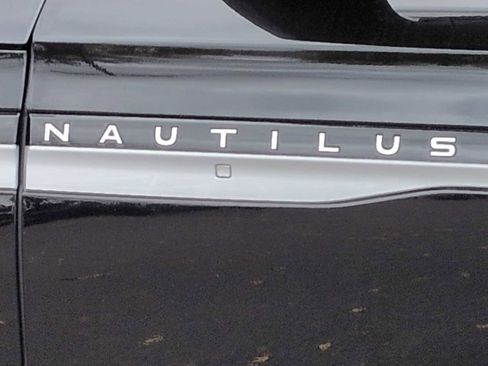 Used 2024 Lincoln Nautilus Reserve image 12