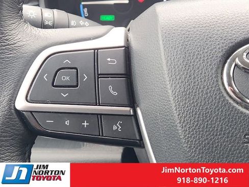 Used 2025 Toyota Sienna XLE image 30