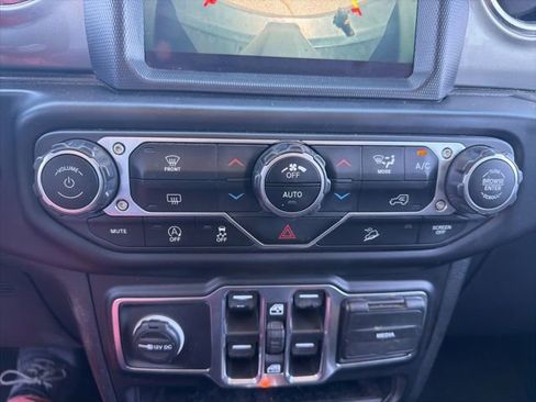 Used 2020 Jeep Wrangler Unlimited Sahara w/ Uconnect 4C Nav & Sound Group AWD/4WD image 24
