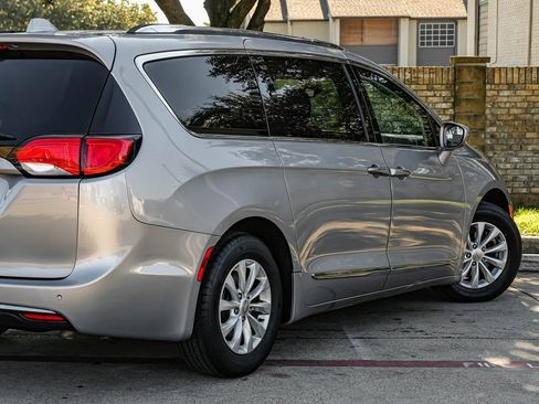 Used 2019 Chrysler Pacifica Touring-L image 15
