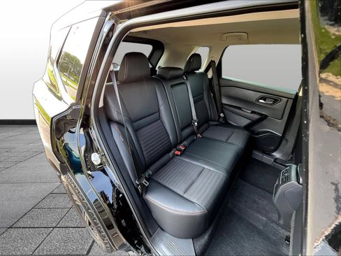 Certified 2026 Nissan Rogue SV AWD/4WD image 28