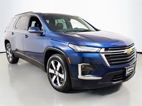 Used 2023 Chevrolet Traverse LT w/ LT Premium Package image 3