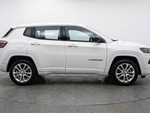 Used 2025 Jeep Compass Latitude image 11