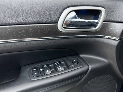 Used 2018 Jeep Grand Cherokee Limited image 27