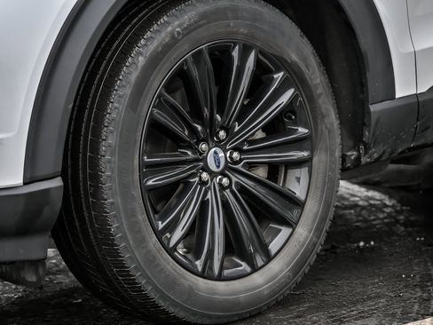 Used 2023 Ford Explorer XLT w/ Equipment Group 202A image 4