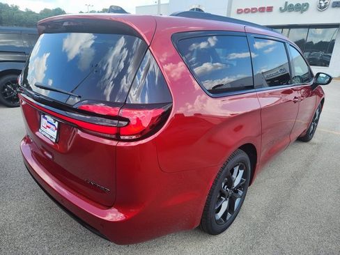 New 2026 Chrysler Pacifica Limited w/ S Appearance Package image 4
