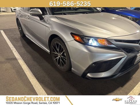 Used 2022 Toyota Camry SE w/ Carpet Mat Package (TMS) image 1