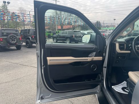 Used 2023 Ford Expedition Limited image 17