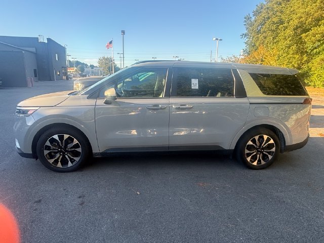 Used 2024 Kia Carnival EX FWD image 2